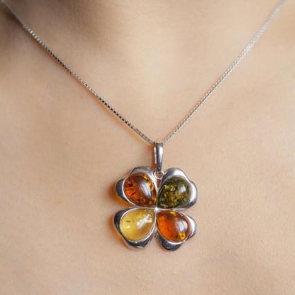 Květinový stříbrný přívěsek s jantary Eunice