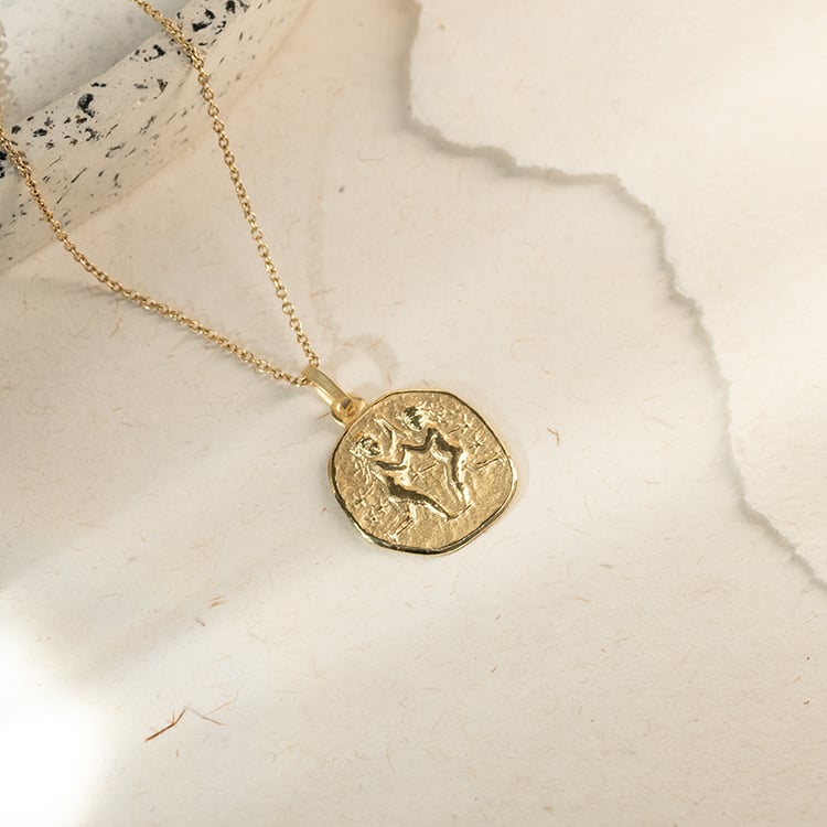 Zlatý přívěsek se symboly znamení zvěrokruhu 143633