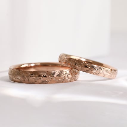 Snubní prsteny s ruční rytinou mraků Clouds