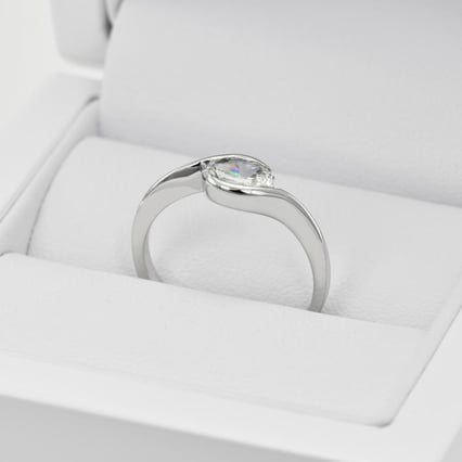 Zásnubní prsten s 0.35ct oval diamantem Joella