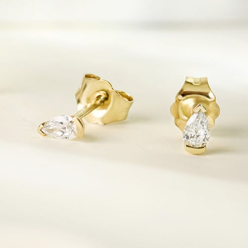 Minimalistické zlaté peckové náušnice s pear lab-grown diamanty Ronja