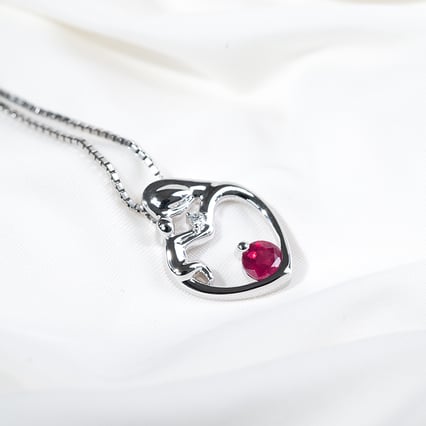 Přívěsek matka a dítě s rubínem a diamantem Ella