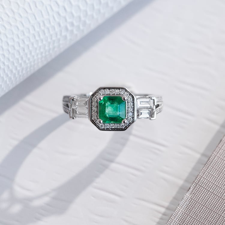 Zlatý prsten se smaragdem obklopeným diamanty Carli 109934