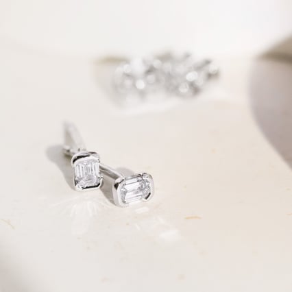 Minimalistické stříbrné peckové náušnice s emerald diamentem Agata