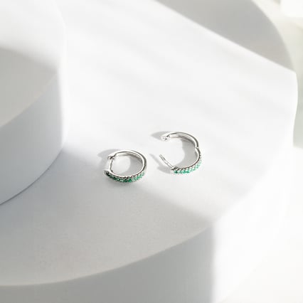 Elegantní kruhové náušnice se smaragdy Gomati