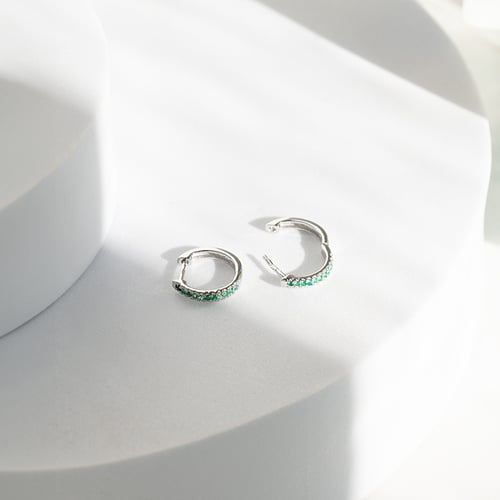 Elegantní kruhové náušnice se smaragdy Gomati