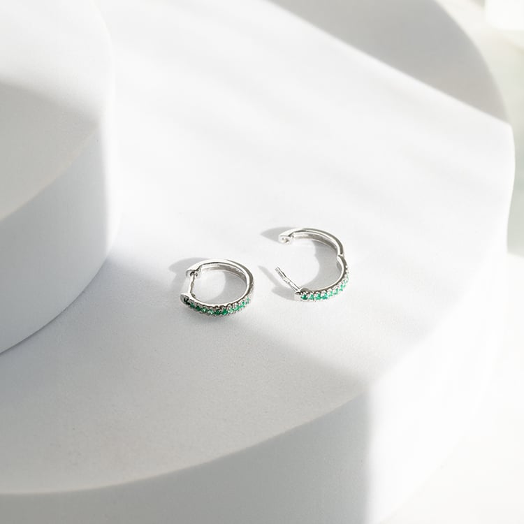 Elegantní kruhové náušnice se smaragdy Gomati 145648