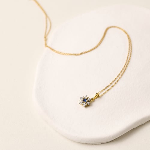 Elegantní přívěsek ve tvaru květu se safírem a lab-grown diamanty Aarav