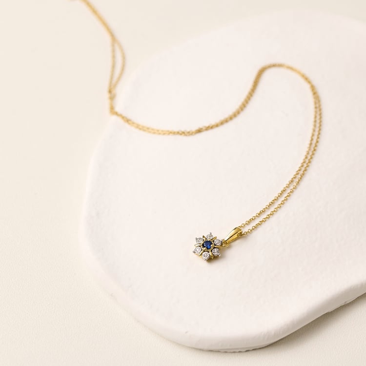  Elegantní přívěsek ve tvaru květu se safírem a lab-grown diamanty Aarav 165455