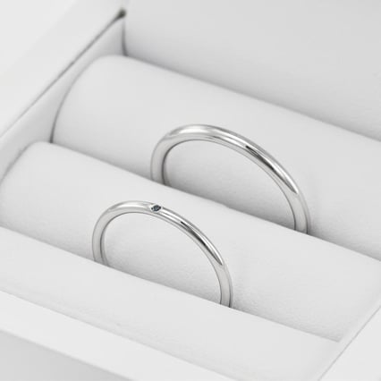 Zlaté jednoduché snubní prsteny s modrým diamantem Alays