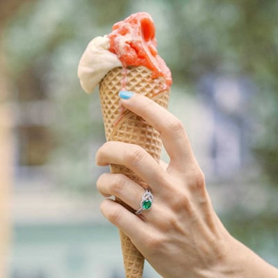 Stříbrný prsten se smaragdem