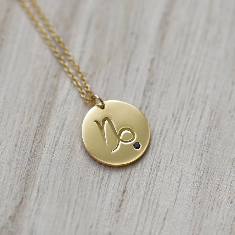 Stříbrný přívěsek se znamením a granátem Kozoroh 103447