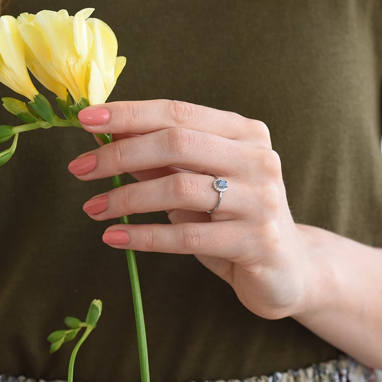 prsten s alexandritem a postranními diamanty z bílého zlata 84161