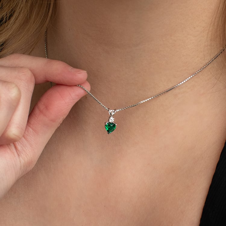 Zlatý přívěsek se smaragdovým srdíčkem a diamantem Dorevie 135516