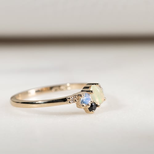 Zlatý cluster prsten s opálem, safírem, měsíčním kamenem a diamanty Elsa
