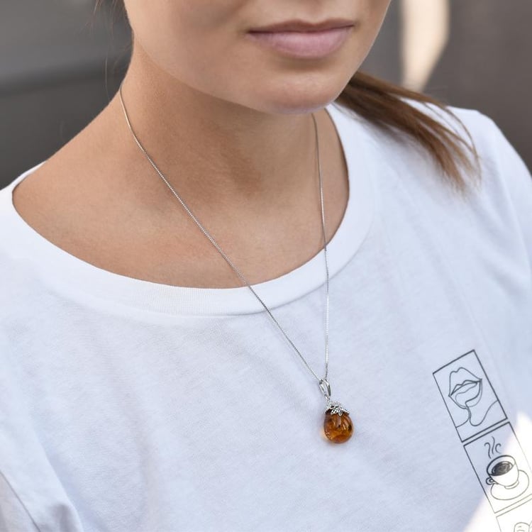 Jantarový přívěsek se stříbrnou včelkou 34184