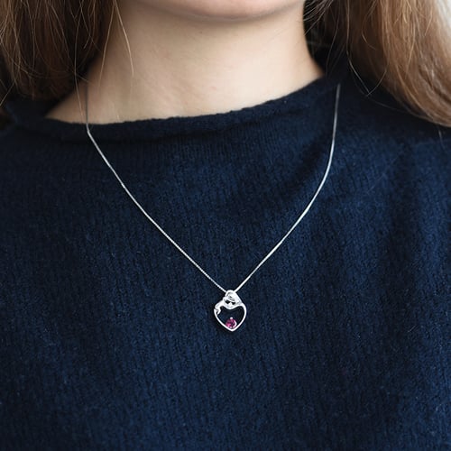 Stříbrný přívěsek matka a dítě s rhodolit granátem a diamantem Ella