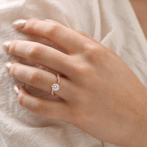 Atypický zásnubní prsten s round moissanitem a lab-grown diamanty Elise