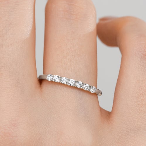 Zlatý romantický eternity prsten s diamanty Rexanne