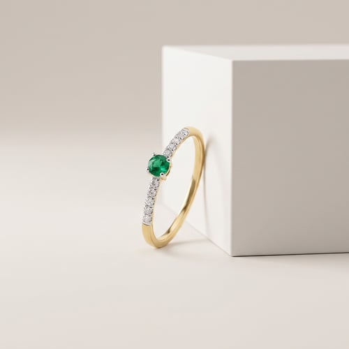 Stříbrný prsten se smaragdem a postranními lab-grown diamanty Nikey
