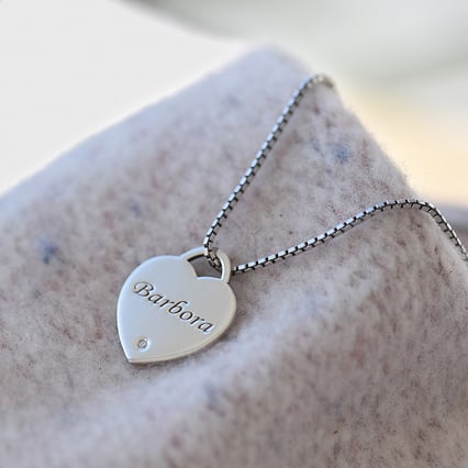 Stříbrný přívěsek ve tvaru srdce s gravírem a diamantem Albi