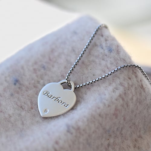 Stříbrný přívěsek ve tvaru srdce s gravírem a diamantem Albi