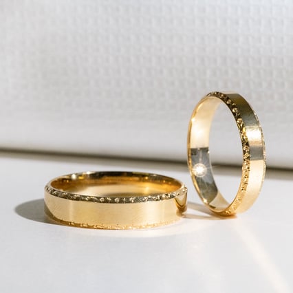 Zlaté snubní prsteny se zdobenými okraji Rahim