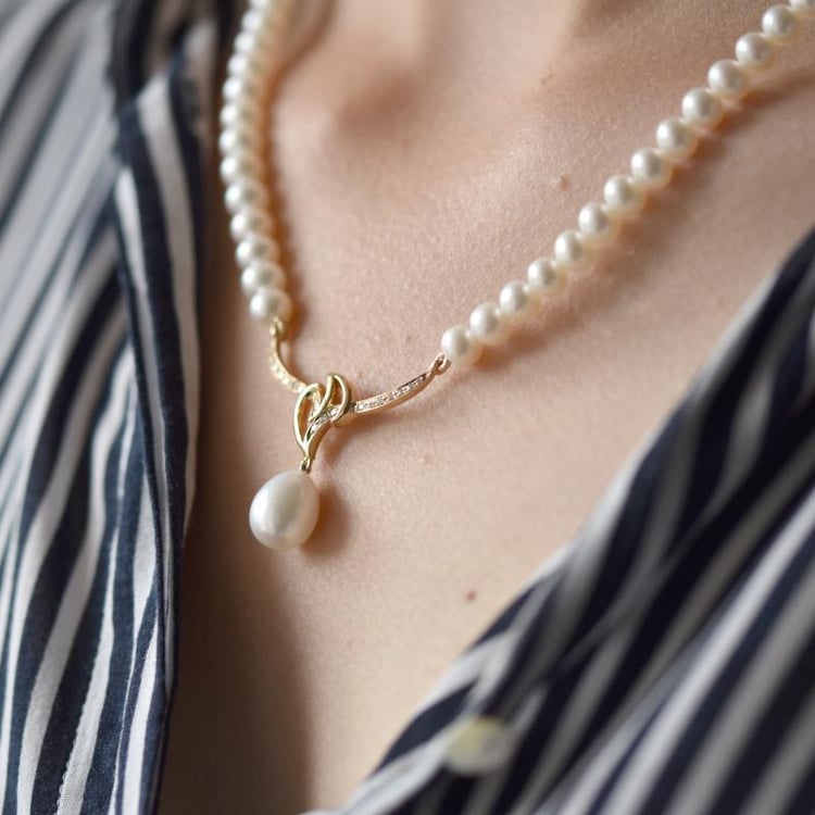 Luxusní zlatý náhrdelník s perlami 10847