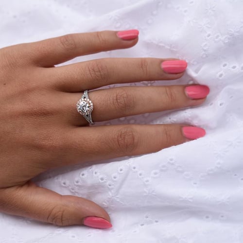 Romantický zásnubní prsten v halo stylu s diamanty Tribeca