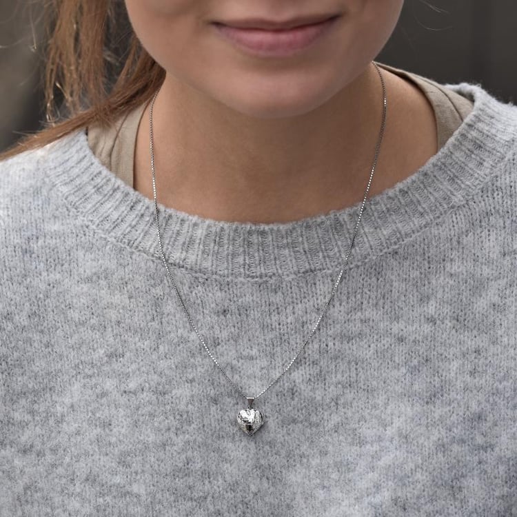 Stříbrný srdíčkový medailonek s gravírem Love you always 35307