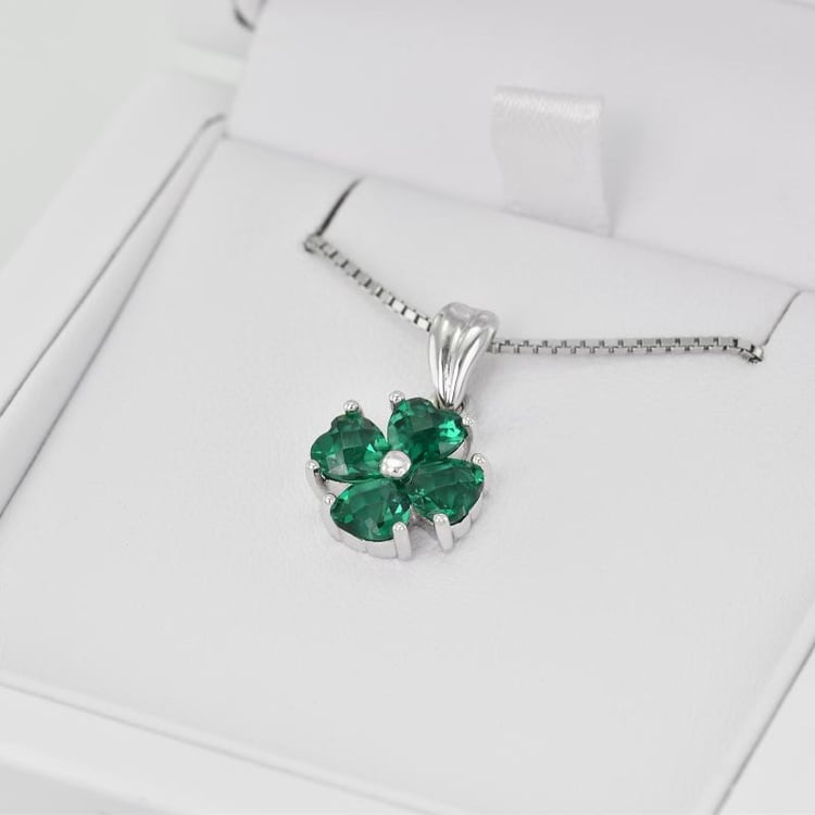 Smaragdový květ ve stříbrném náhrdelníku 4159