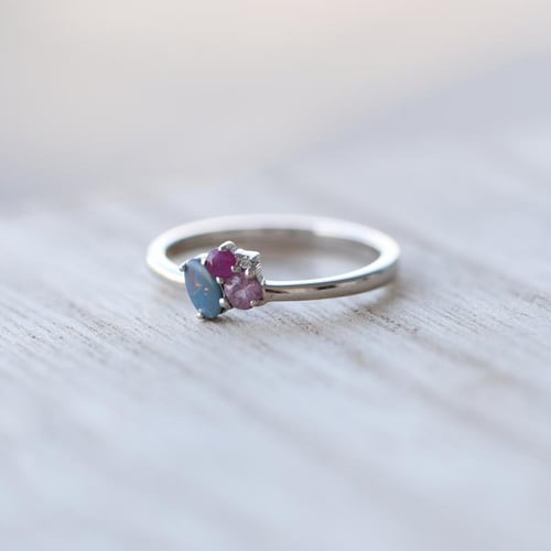 Zlatý cluster prsten s opálem, rubínem, safírem a diamantem Bluma