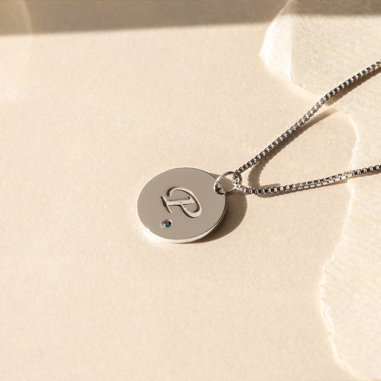 Platinový přívěsek s modrým diamantem a gravírem Cassius 139499