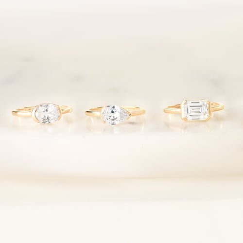 Zásnubní prsten s half-bezel lab-grown pear diamantem Timarete