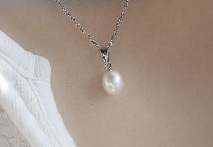 Stříbrný náhrdelník s perlou 3154