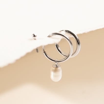 Zlatý labret piercing do ucha Izis