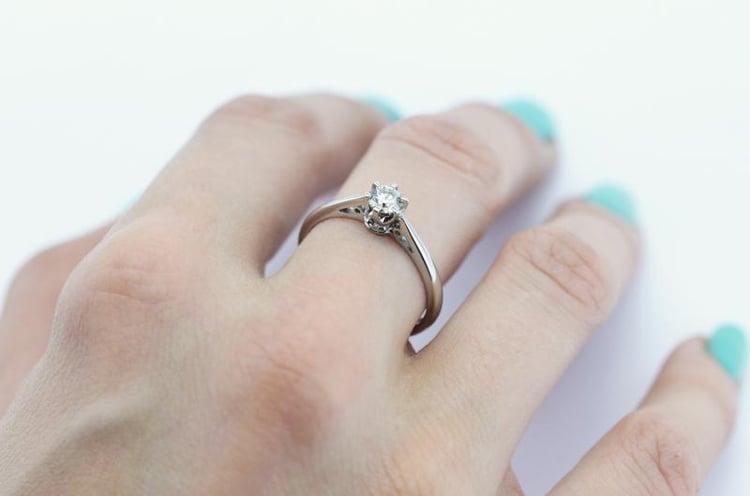 Platinový zásnubní prsten s diamantem 10545